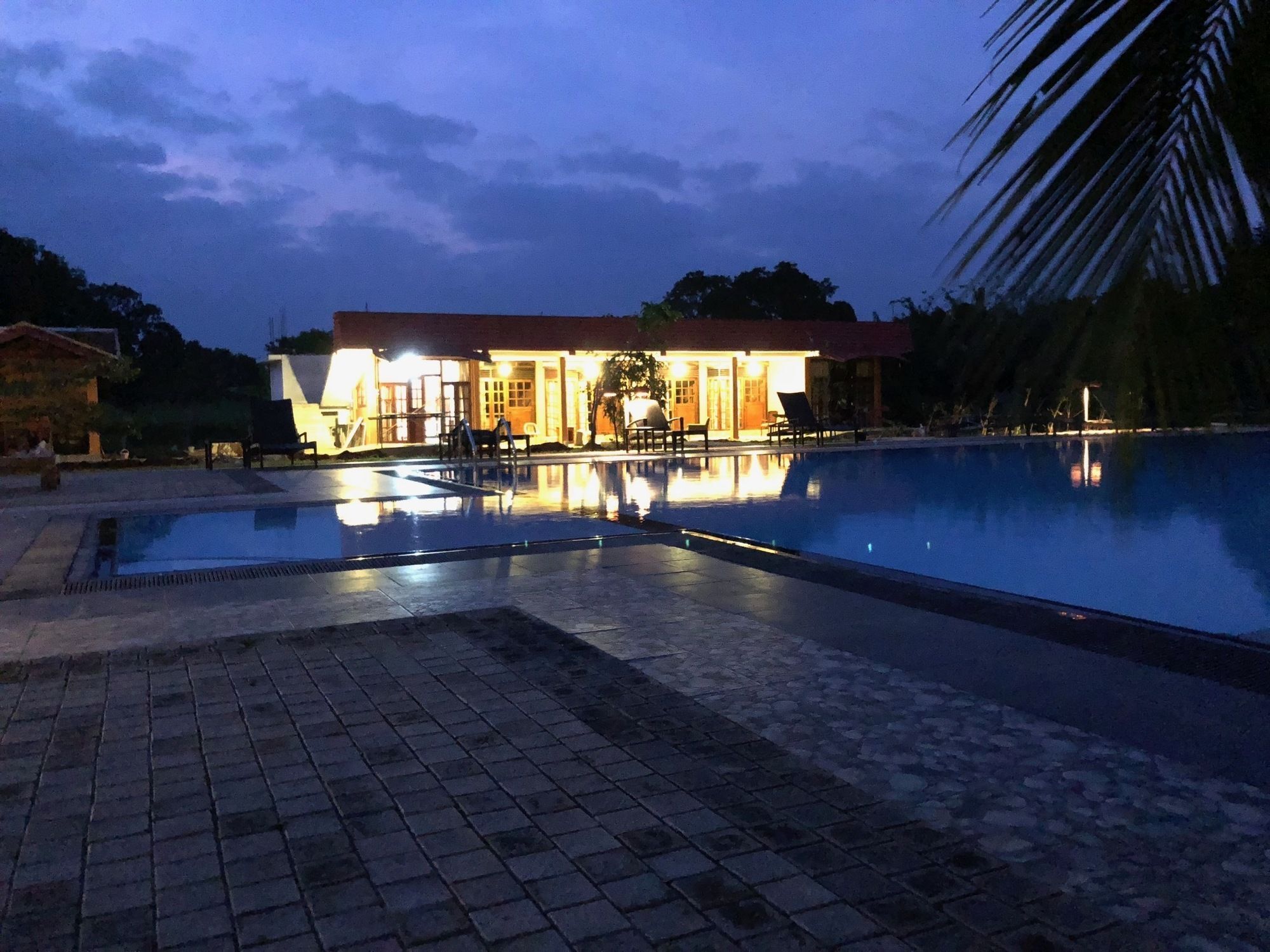 Hotel 4 U Saliya Garden Anuradhapura Exteriör bild